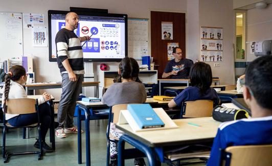 Profesores holandeses muestran a los estudiantes, en un colegio de La Haya, el protocolo de higiene y seguridad en las aulas. 