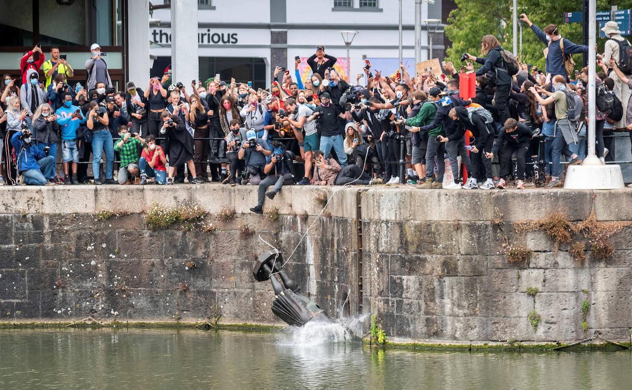 Manifestantes lanzan al agua la estatua del traficante de esclavos Edward Colston, en la ciudad británica de Bristol.