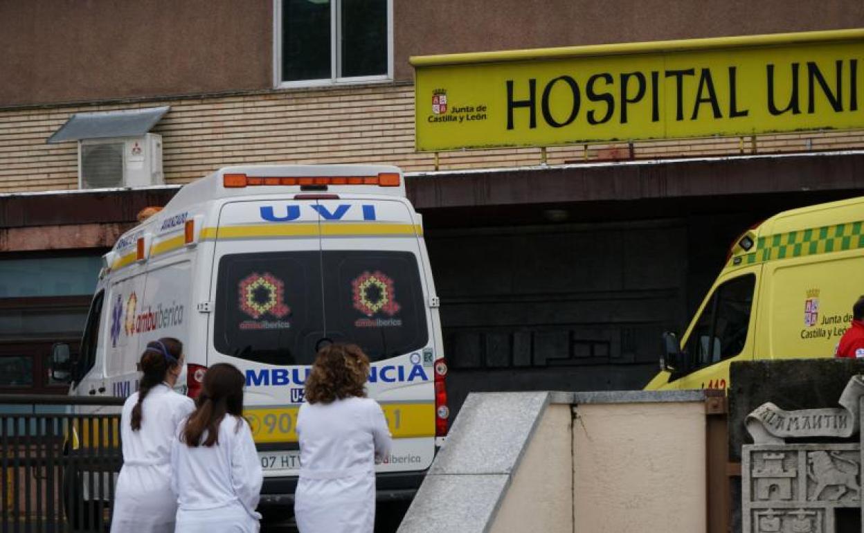 Ambulancias en el Clínico Universitario de Salamanca. 