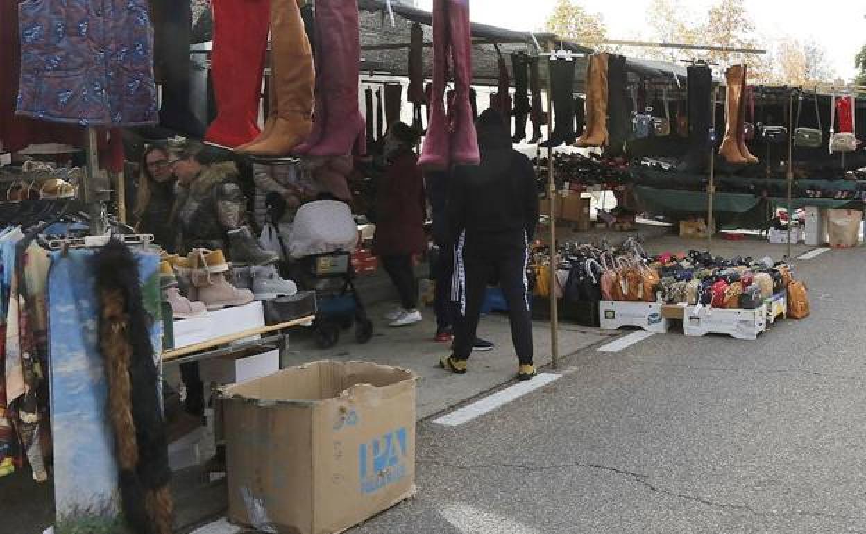 Imagen de archivo de un mercadillo textil.