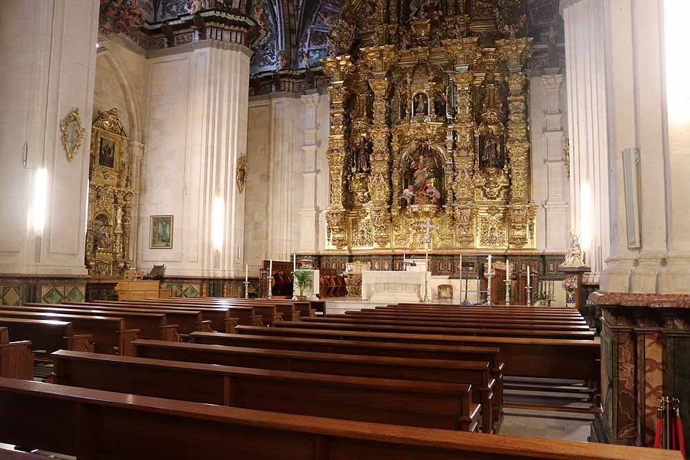 Fotos: La Catedral de Burgos se consagra al culto en exclusiva ante la covid-19