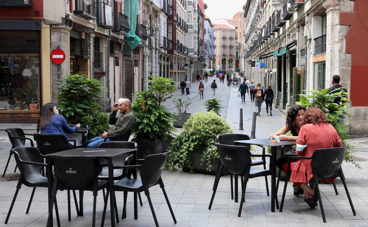 Terraza en la calle Platerías, en Valladolid. 