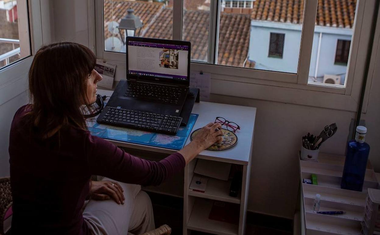 Imagen de archivo de una mujer teletrabajando. 