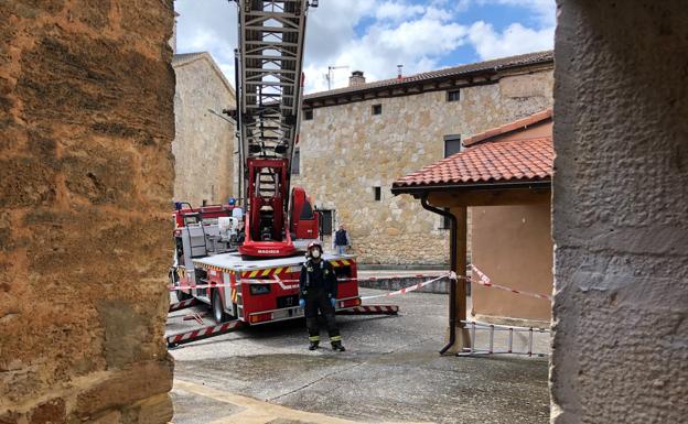 Imagen principal - Incendio en una vivienda de Tobes y Rahedo por una chimenea mal aislada