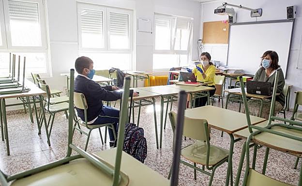 Un alumno, con dos profesoras. 