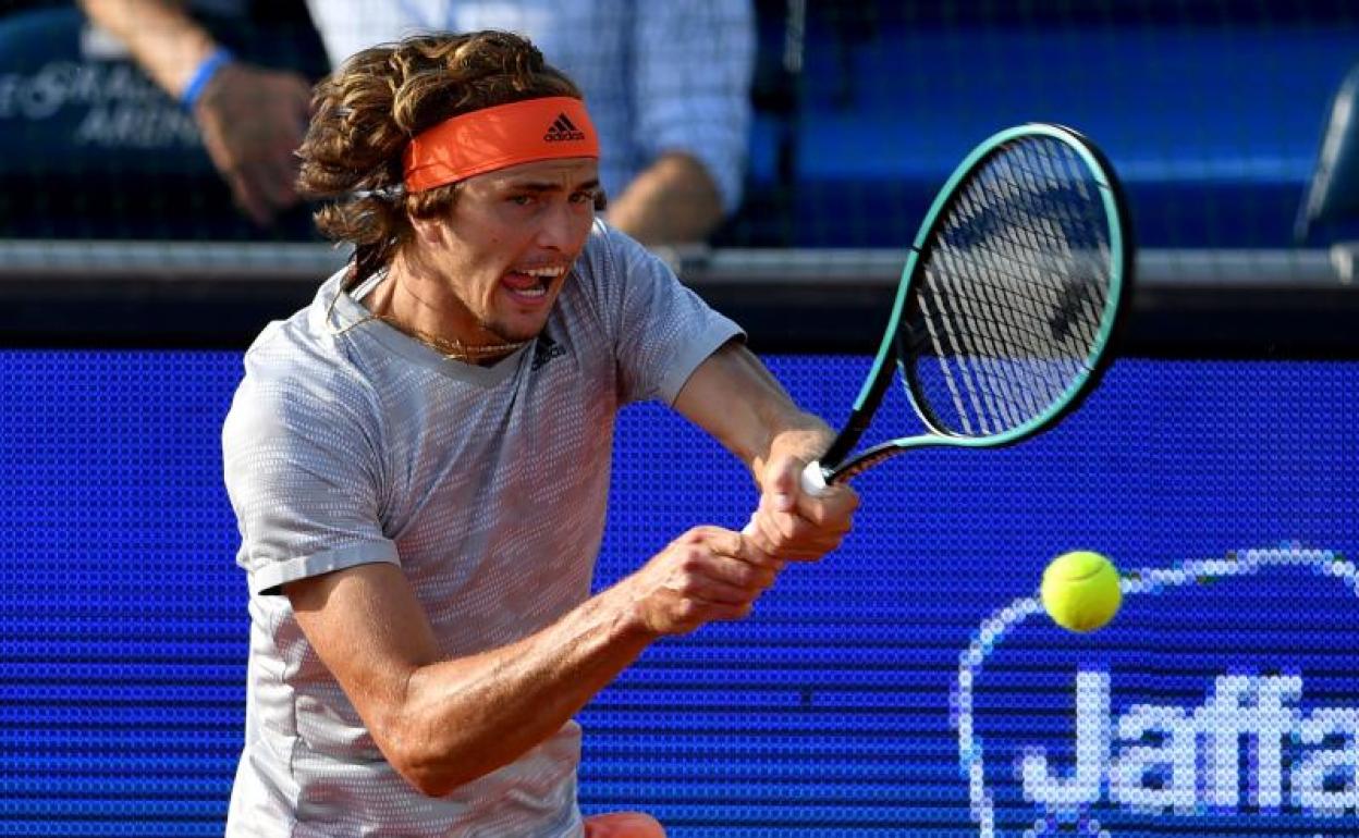 El alemán Alexander Zverev golpea la bola en un partido del Adria Tour. 