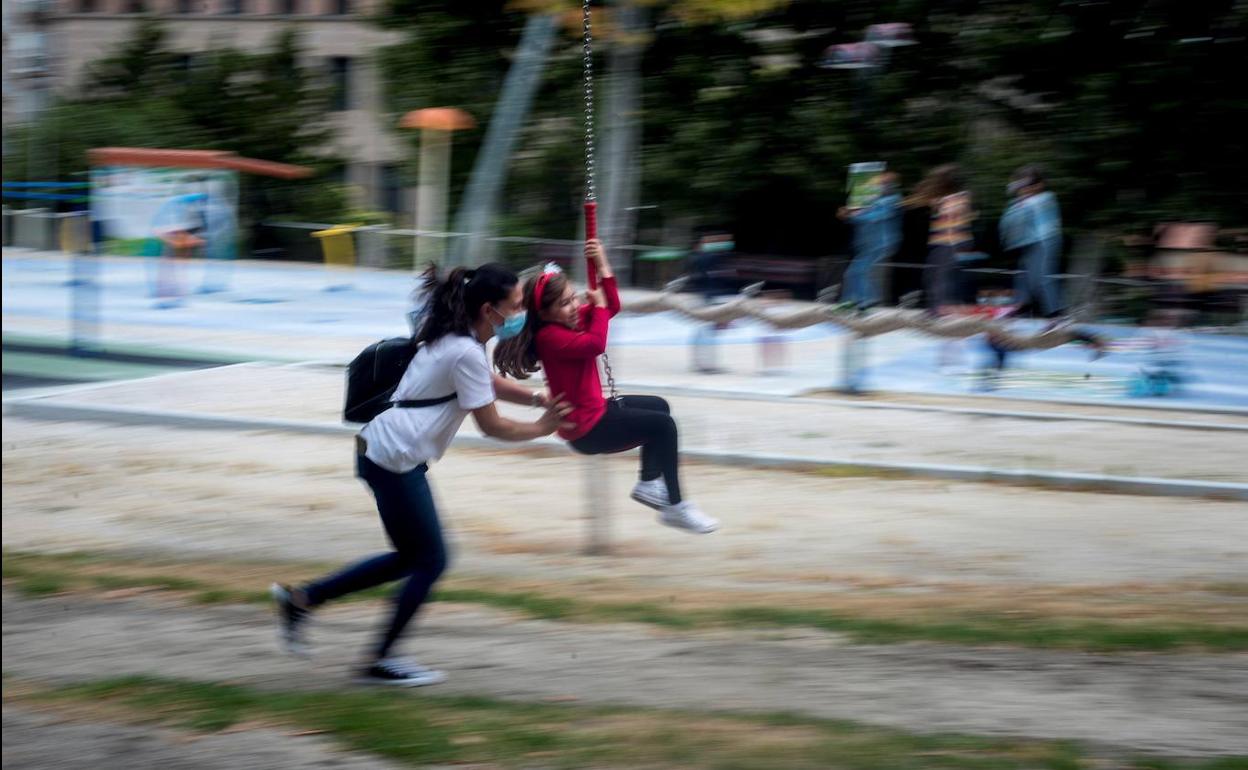 Una mujer impulsa a su hija en un columpio en Galicia, que inició la vuelta a la normalidad. 