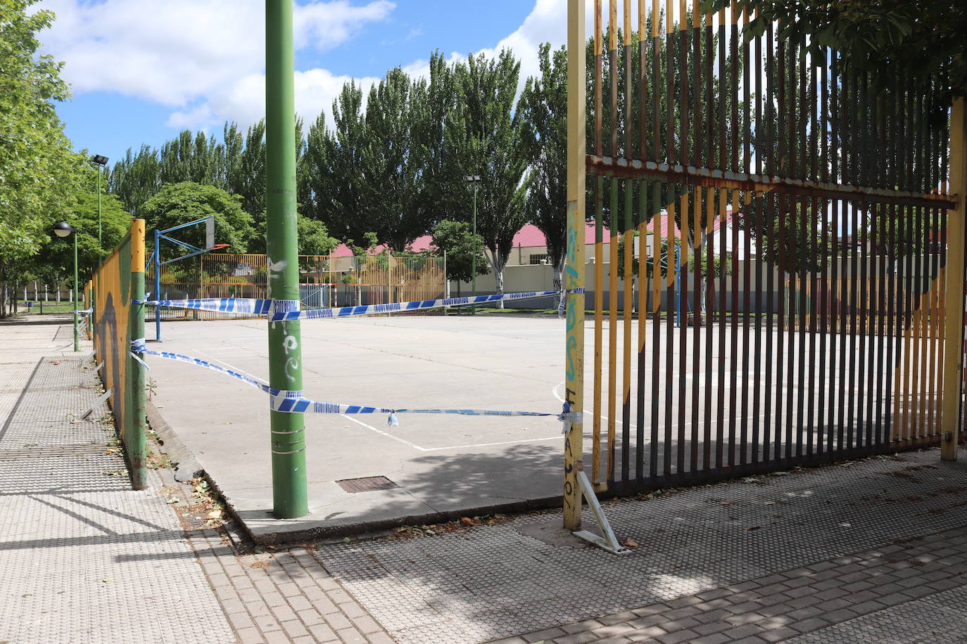 Fotos: Burgos alcanza la fase 3 con los parques infantiles y las pistas deportivas precintadas