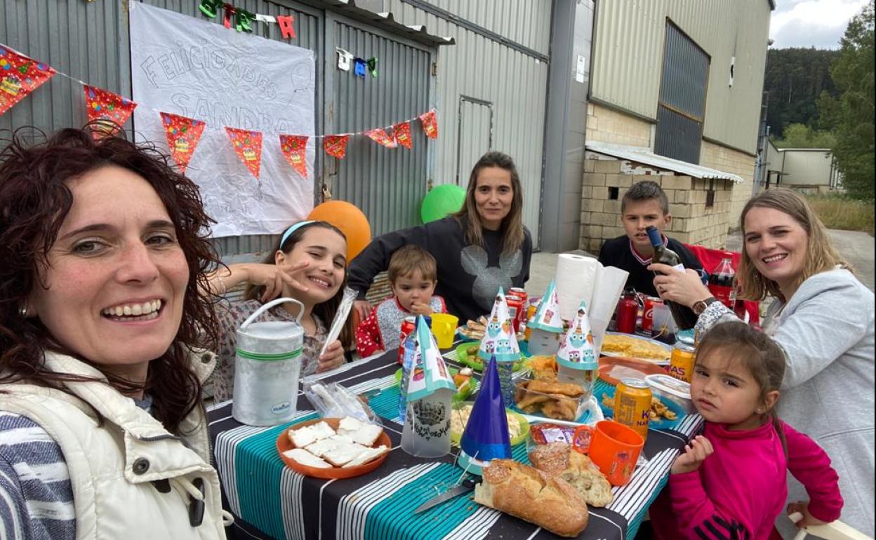 La familia Montoya celebró un cumpleaños en el polígono industrial que hace de frontera entre Burgos y Vizcaya. 