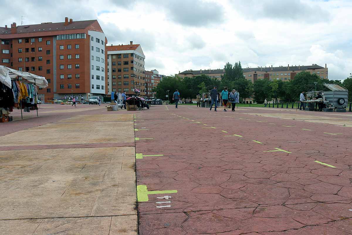 Fotos: Vuelven los mercadillos ambulantes a Burgos con menos puestos de los esperados y poco movimiento de clientes