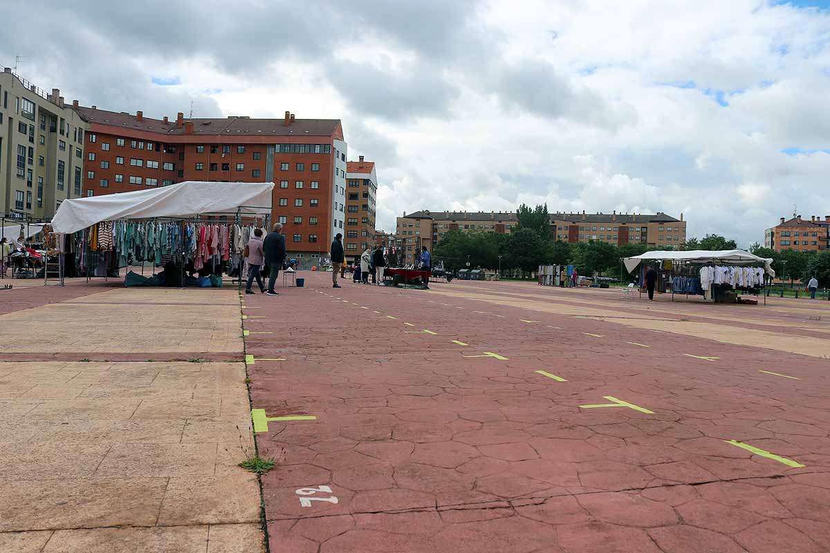 Fotos: Vuelven los mercadillos ambulantes a Burgos con menos puestos de los esperados y poco movimiento de clientes