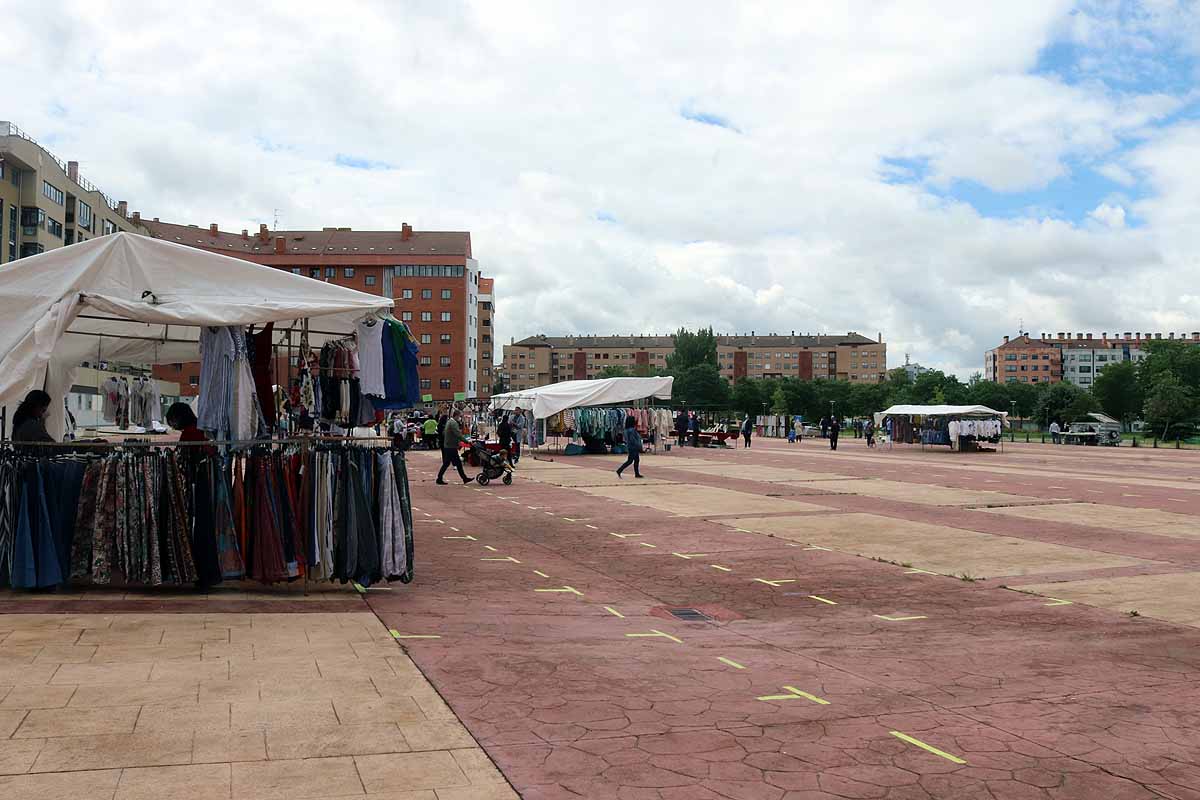 Fotos: Vuelven los mercadillos ambulantes a Burgos con menos puestos de los esperados y poco movimiento de clientes
