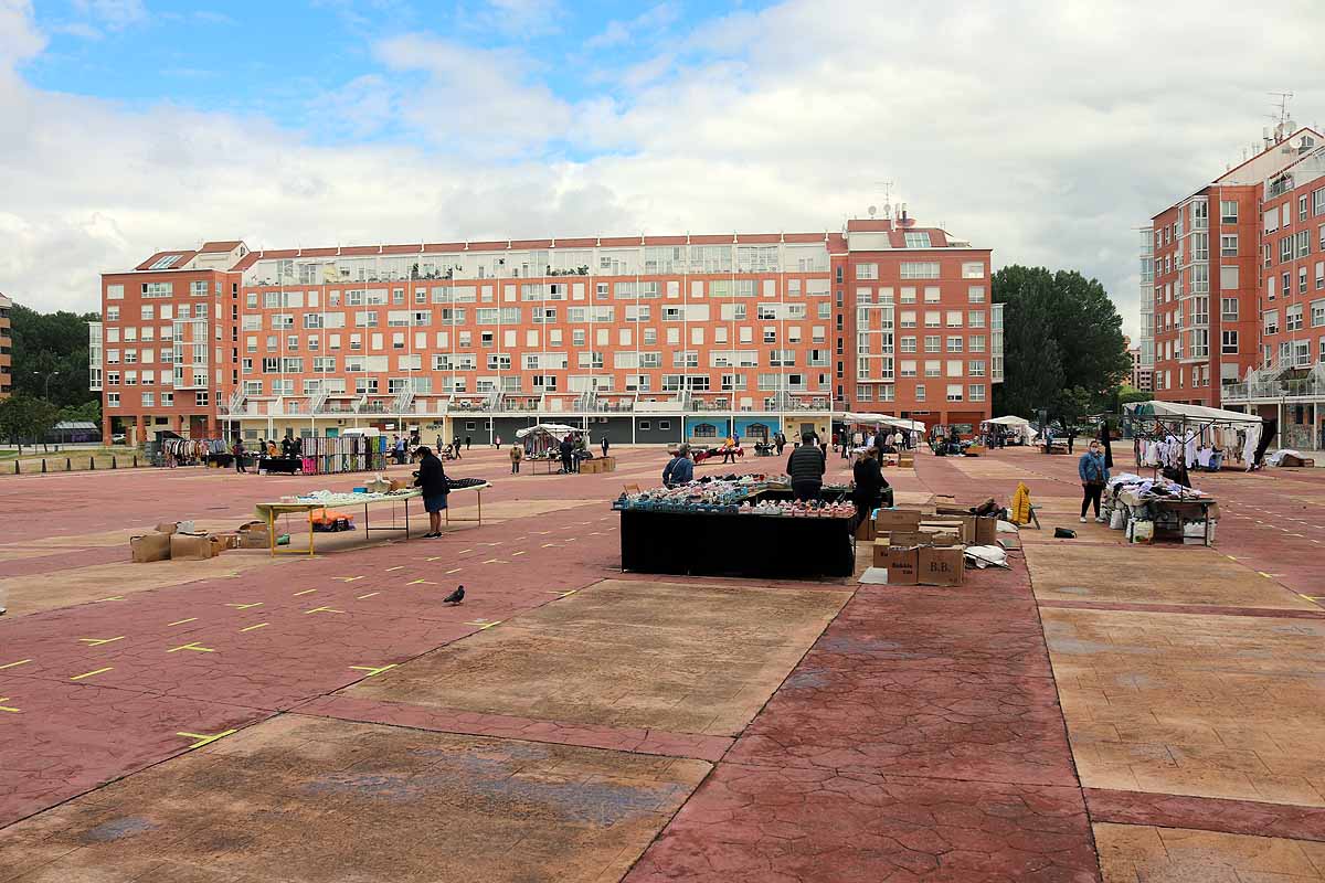 Fotos: Vuelven los mercadillos ambulantes a Burgos con menos puestos de los esperados y poco movimiento de clientes