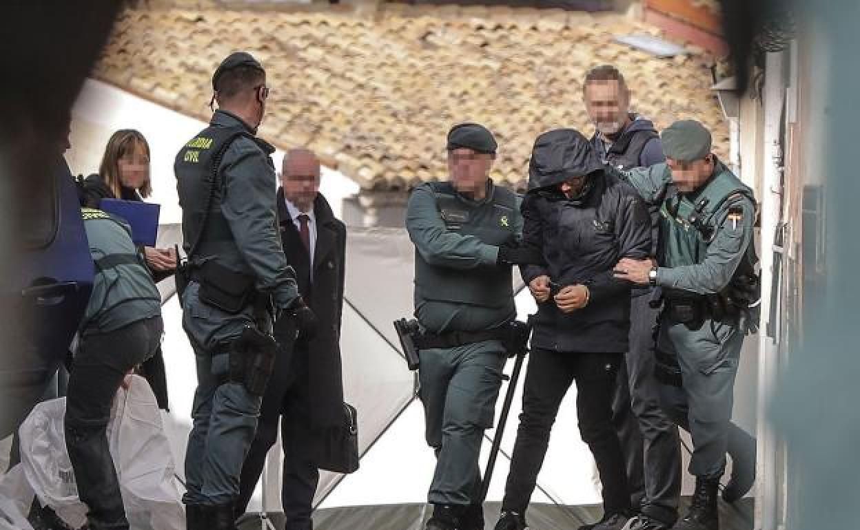 Jorge Ignacio P. J., rodeado de guardias civiles en la vivienda de Manuel. rober solsona. 