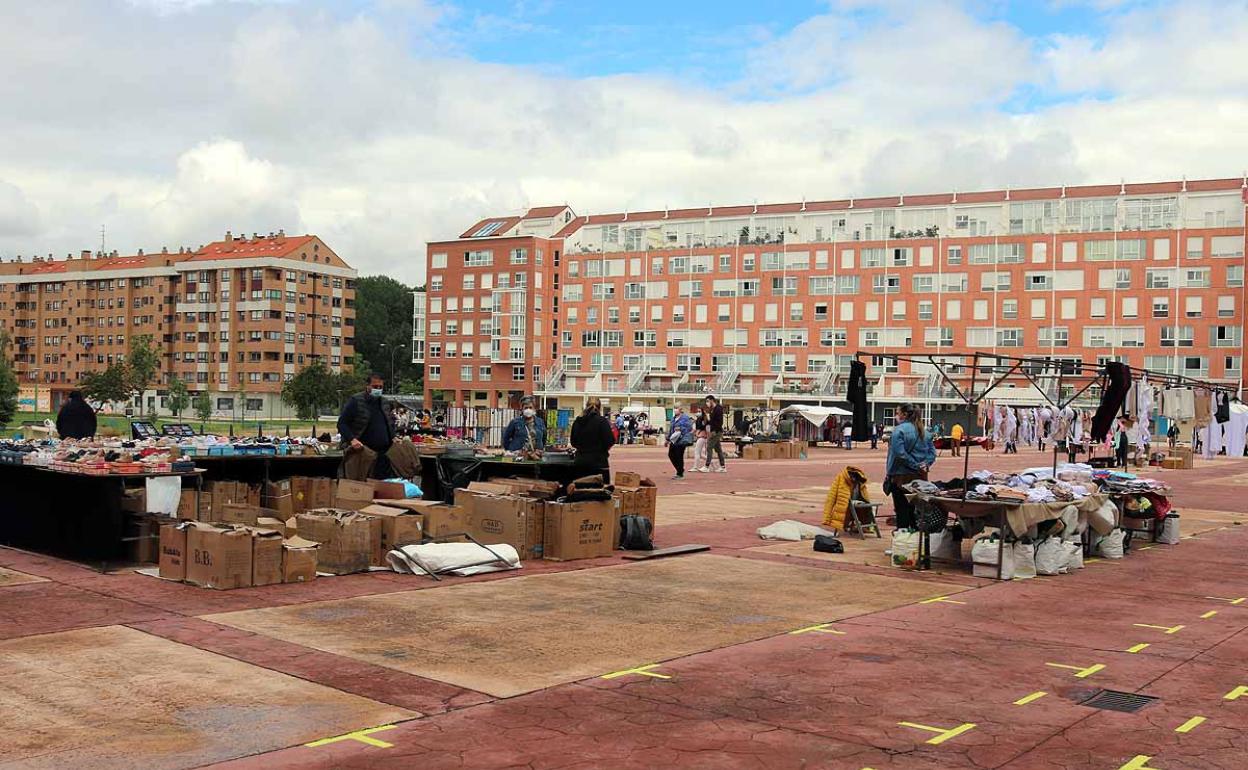 Imagen del mercadillo ambulante en el parque de los Poetas de Burgos este miércoles 17 de junio. 