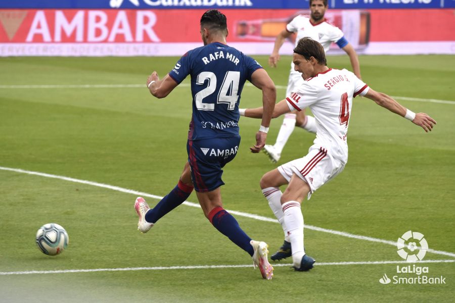 Fotos: El Mirandés da la sorpresa en Huesca
