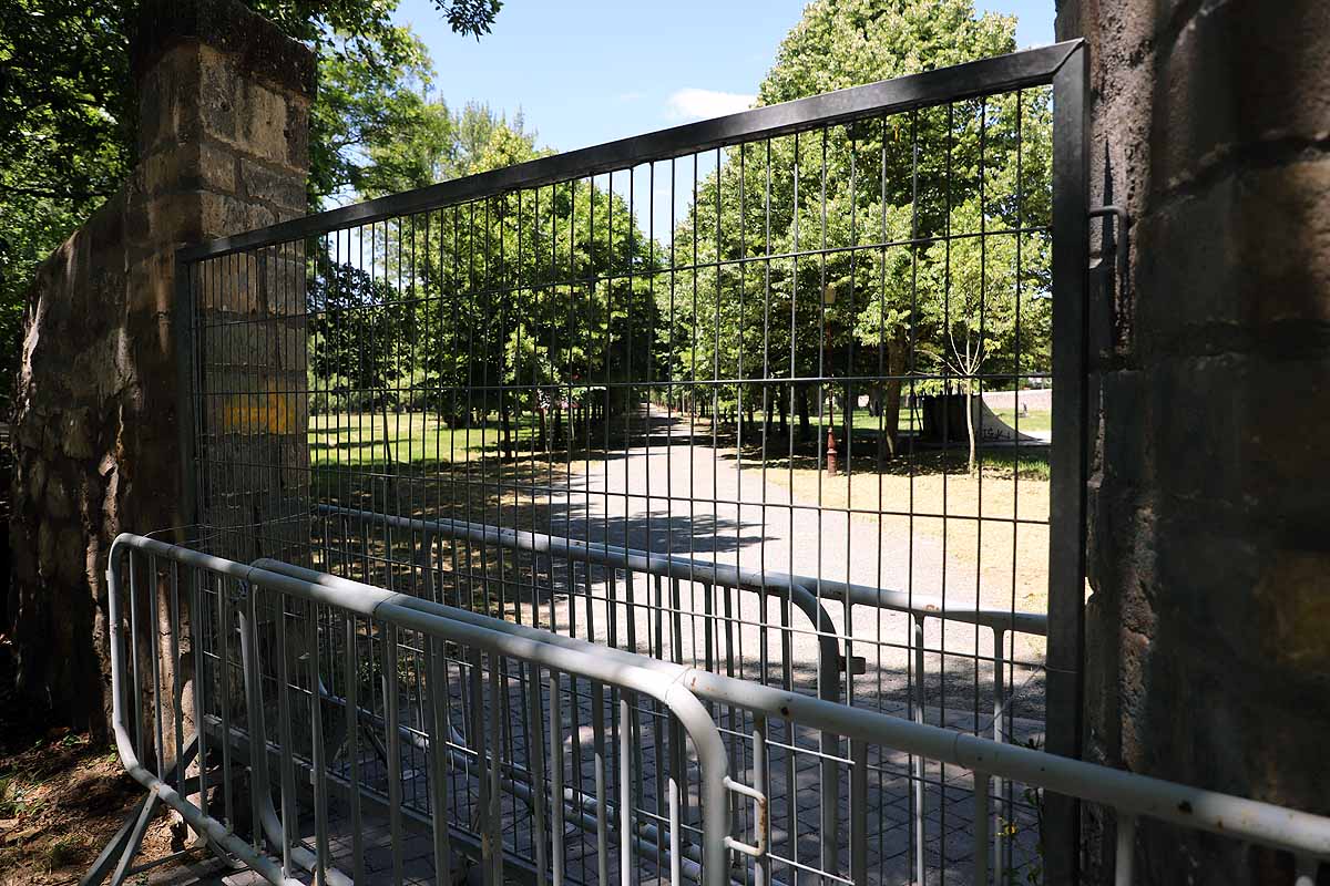 El recinto de El Parral permanece cerrado, al igual que el monasterio de las Huelgas | Hasta estos puntos se han acercado muchos burgaleses hoy para sacar una foto «histórica» mientras que la tradicional jira por El Parral tendrá que esperar un año más. 