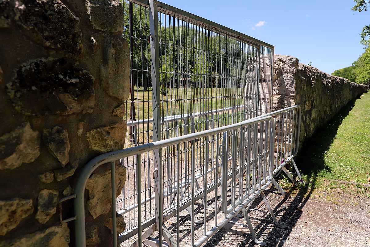 El recinto de El Parral permanece cerrado, al igual que el monasterio de las Huelgas | Hasta estos puntos se han acercado muchos burgaleses hoy para sacar una foto «histórica» mientras que la tradicional jira por El Parral tendrá que esperar un año más. 