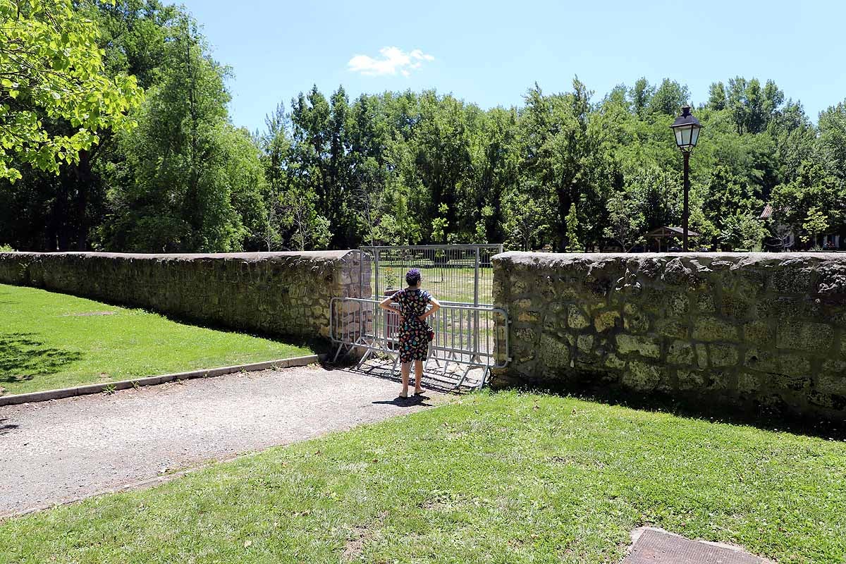 El recinto de El Parral permanece cerrado, al igual que el monasterio de las Huelgas | Hasta estos puntos se han acercado muchos burgaleses hoy para sacar una foto «histórica» mientras que la tradicional jira por El Parral tendrá que esperar un año más. 