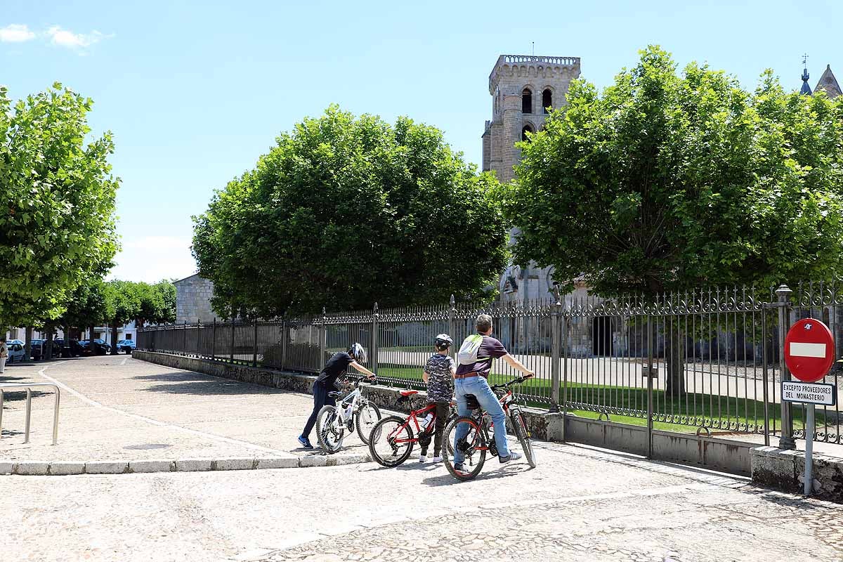 El recinto de El Parral permanece cerrado, al igual que el monasterio de las Huelgas | Hasta estos puntos se han acercado muchos burgaleses hoy para sacar una foto «histórica» mientras que la tradicional jira por El Parral tendrá que esperar un año más. 