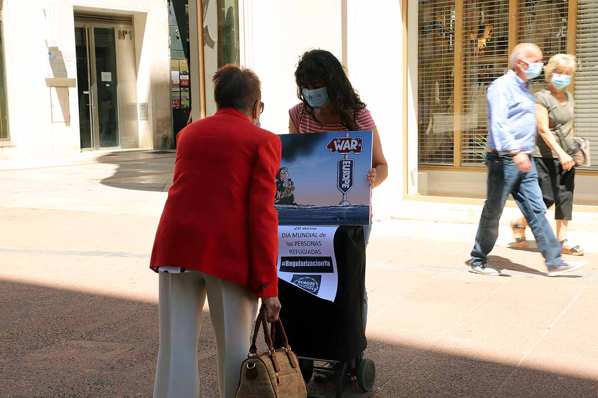 Más de 60 personas se han unido en una cadena humana, en la que se ha respetado el distanciamiento social, portando carteles de denuncia con la situación de las personas migrantes y refugiadas que llegan a Europa y el trato que se les da. Desde la plaza del Cid y hasta la plaza Mayor, los burgaleses se han unido demanda una regularización urgente de su situación. 