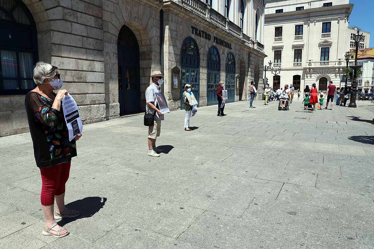 Más de 60 personas se han unido en una cadena humana, en la que se ha respetado el distanciamiento social, portando carteles de denuncia con la situación de las personas migrantes y refugiadas que llegan a Europa y el trato que se les da. Desde la plaza del Cid y hasta la plaza Mayor, los burgaleses se han unido demanda una regularización urgente de su situación. 