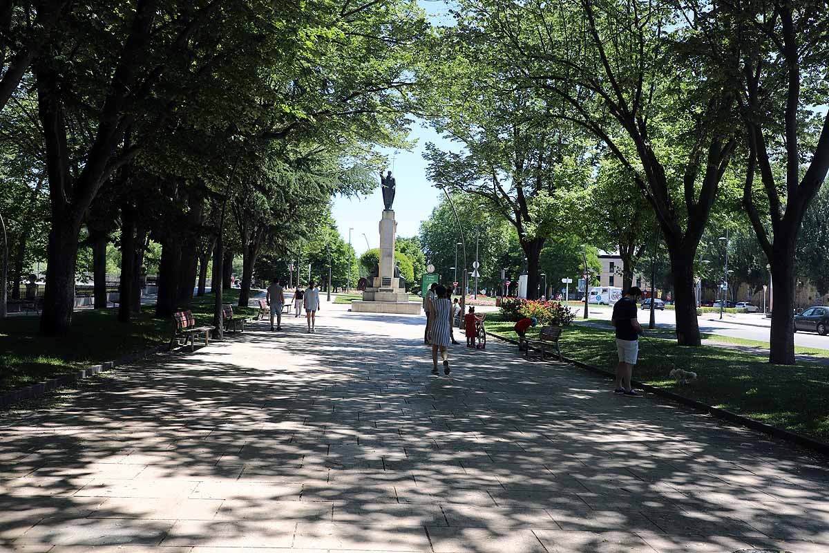 El estado de alarma queda atrás y llega la nueva normalidad con el calor | Los burgaleses han salido a la calle como un domingo más pero sin faltar las mascarillas | También han sido habituales las maletas, muchos han optado por acudir a ver a sus seres queridos que viven en otras provincias.