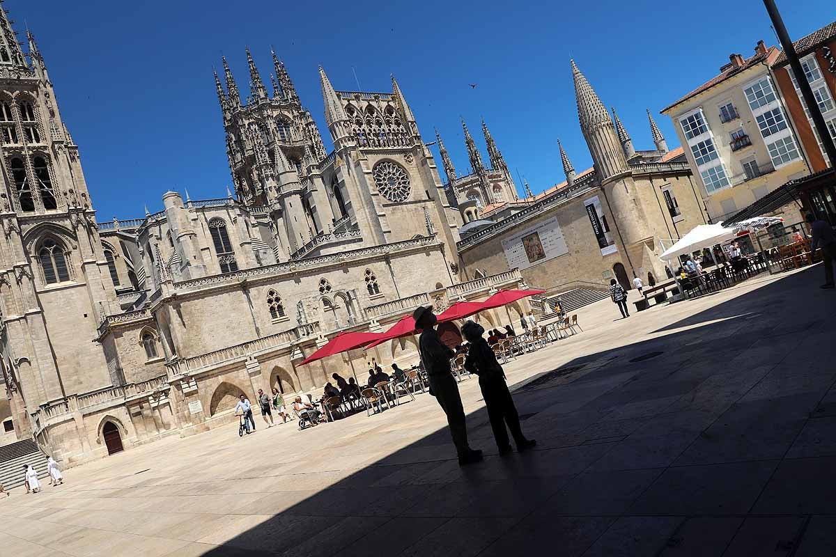 El estado de alarma queda atrás y llega la nueva normalidad con el calor | Los burgaleses han salido a la calle como un domingo más pero sin faltar las mascarillas | También han sido habituales las maletas, muchos han optado por acudir a ver a sus seres queridos que viven en otras provincias.