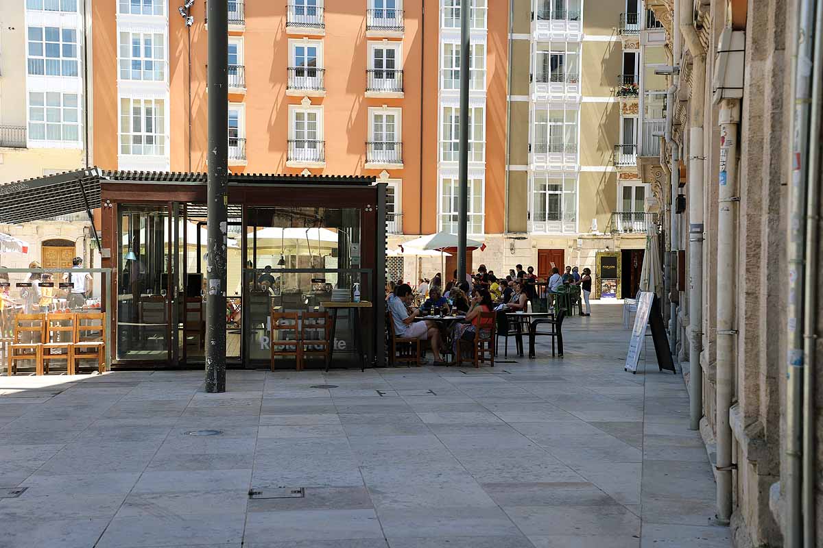 El estado de alarma queda atrás y llega la nueva normalidad con el calor | Los burgaleses han salido a la calle como un domingo más pero sin faltar las mascarillas | También han sido habituales las maletas, muchos han optado por acudir a ver a sus seres queridos que viven en otras provincias.