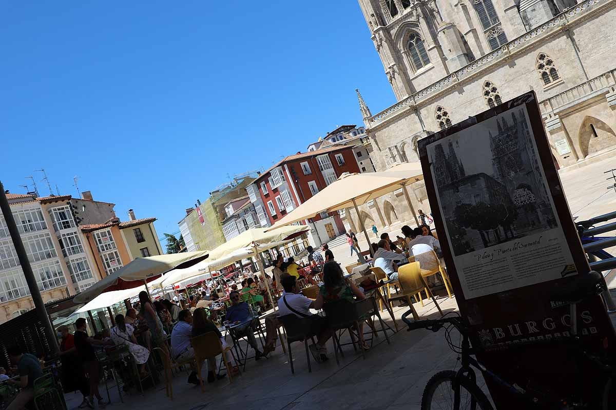 El estado de alarma queda atrás y llega la nueva normalidad con el calor | Los burgaleses han salido a la calle como un domingo más pero sin faltar las mascarillas | También han sido habituales las maletas, muchos han optado por acudir a ver a sus seres queridos que viven en otras provincias.