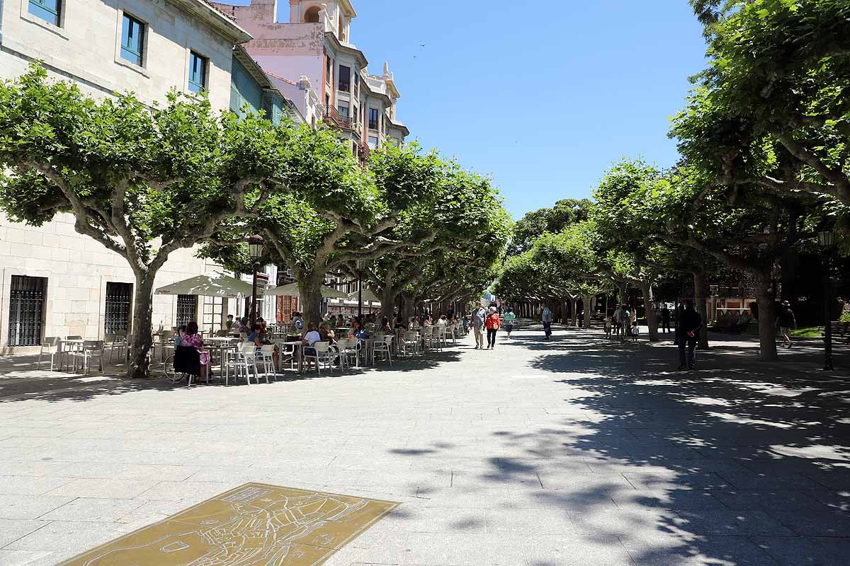 El estado de alarma queda atrás y llega la nueva normalidad con el calor | Los burgaleses han salido a la calle como un domingo más pero sin faltar las mascarillas | También han sido habituales las maletas, muchos han optado por acudir a ver a sus seres queridos que viven en otras provincias.