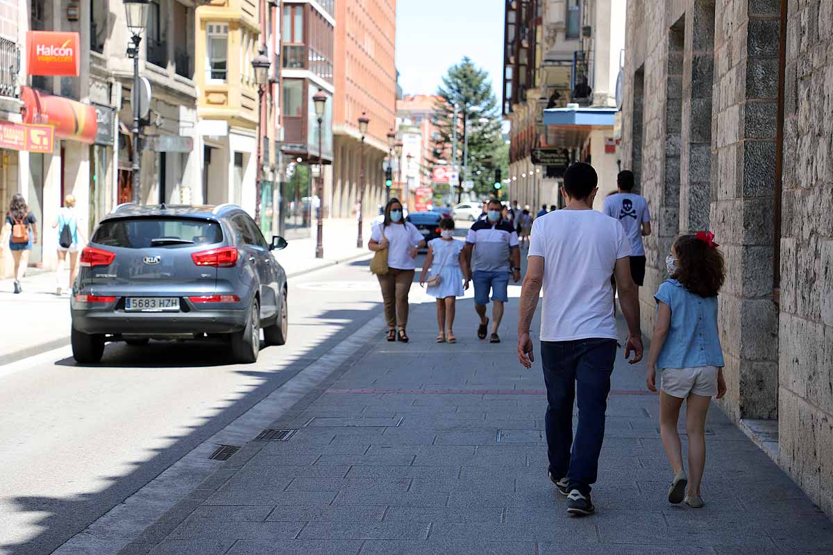 El estado de alarma queda atrás y llega la nueva normalidad con el calor | Los burgaleses han salido a la calle como un domingo más pero sin faltar las mascarillas | También han sido habituales las maletas, muchos han optado por acudir a ver a sus seres queridos que viven en otras provincias.