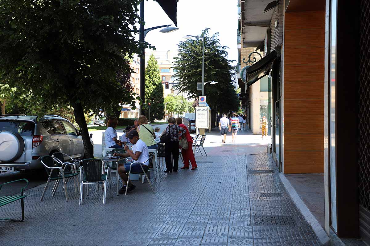 El estado de alarma queda atrás y llega la nueva normalidad con el calor | Los burgaleses han salido a la calle como un domingo más pero sin faltar las mascarillas | También han sido habituales las maletas, muchos han optado por acudir a ver a sus seres queridos que viven en otras provincias.