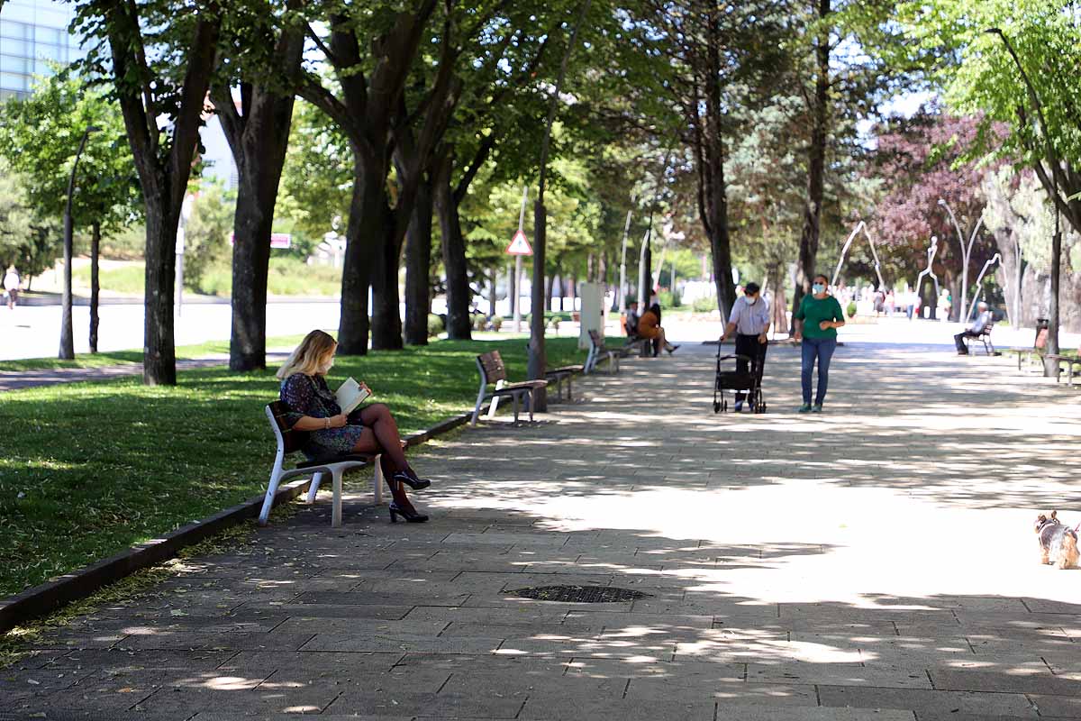 El estado de alarma queda atrás y llega la nueva normalidad con el calor | Los burgaleses han salido a la calle como un domingo más pero sin faltar las mascarillas | También han sido habituales las maletas, muchos han optado por acudir a ver a sus seres queridos que viven en otras provincias.