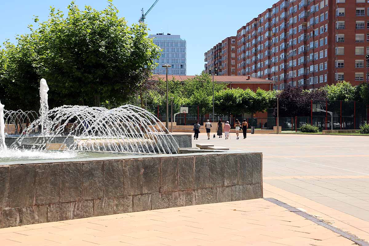 El estado de alarma queda atrás y llega la nueva normalidad con el calor | Los burgaleses han salido a la calle como un domingo más pero sin faltar las mascarillas | También han sido habituales las maletas, muchos han optado por acudir a ver a sus seres queridos que viven en otras provincias.