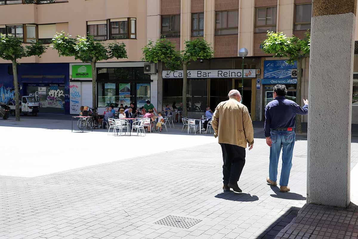 El estado de alarma queda atrás y llega la nueva normalidad con el calor | Los burgaleses han salido a la calle como un domingo más pero sin faltar las mascarillas | También han sido habituales las maletas, muchos han optado por acudir a ver a sus seres queridos que viven en otras provincias.