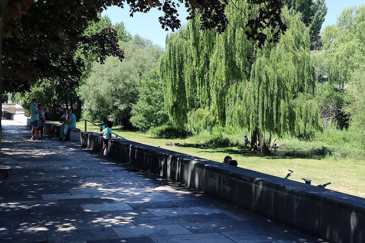 El estado de alarma queda atrás y llega la nueva normalidad con el calor | Los burgaleses han salido a la calle como un domingo más pero sin faltar las mascarillas | También han sido habituales las maletas, muchos han optado por acudir a ver a sus seres queridos que viven en otras provincias.