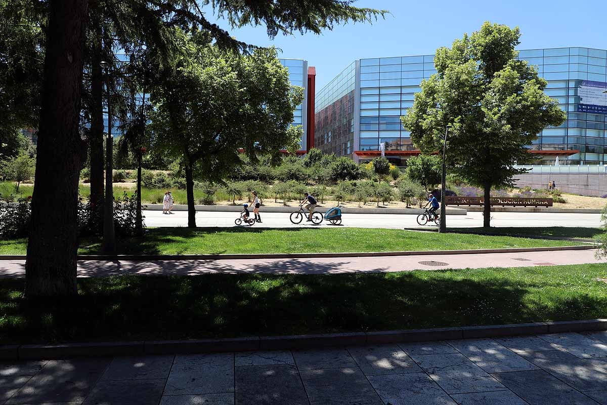 El estado de alarma queda atrás y llega la nueva normalidad con el calor | Los burgaleses han salido a la calle como un domingo más pero sin faltar las mascarillas | También han sido habituales las maletas, muchos han optado por acudir a ver a sus seres queridos que viven en otras provincias.