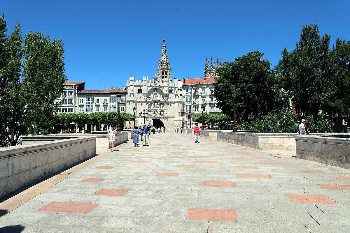 El estado de alarma queda atrás y llega la nueva normalidad con el calor | Los burgaleses han salido a la calle como un domingo más pero sin faltar las mascarillas | También han sido habituales las maletas, muchos han optado por acudir a ver a sus seres queridos que viven en otras provincias.