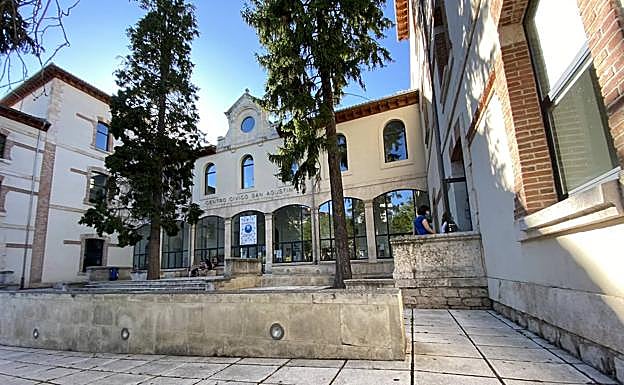 Imagen principal - Coronavirus: La distancia social y la limitación del aforo marcan la reapertura de los centros cívicos en Burgos