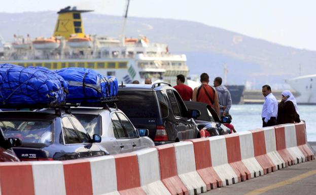 Decenas de coches esperan en el puerto de Algeciras para embarcar hacia Tánger en 2019.