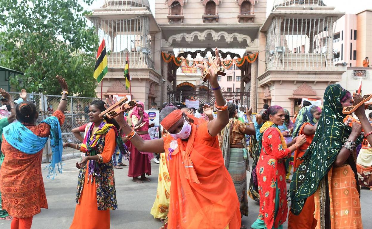 Los fieles de India piden en el templo del Señor de Jagannath que les proteja contra el coronavirus. 