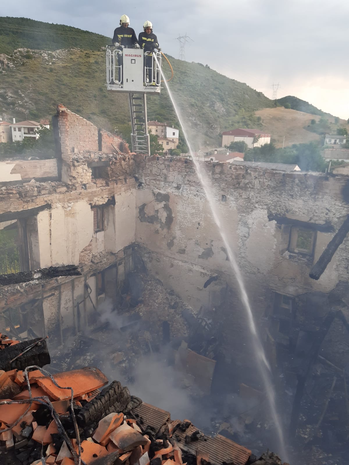 Fotos: El fuego arrasa una casa rural en Bozoo