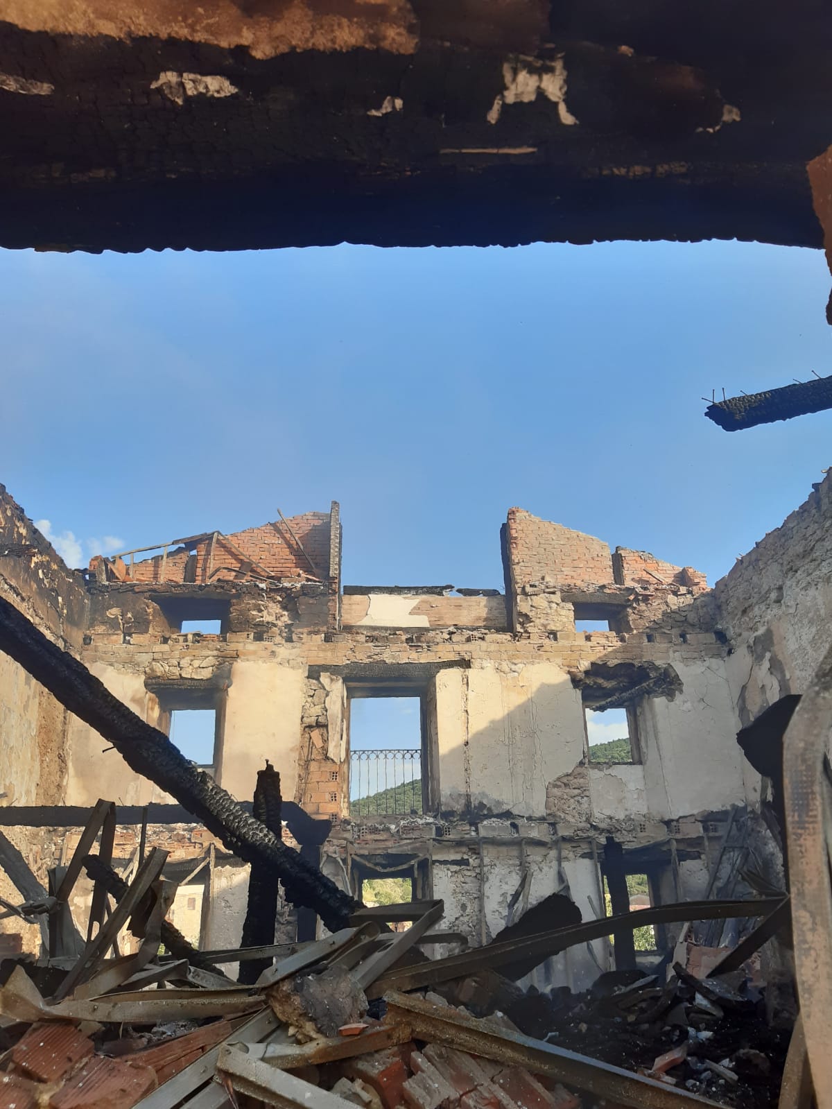 Fotos: El fuego arrasa una casa rural en Bozoo