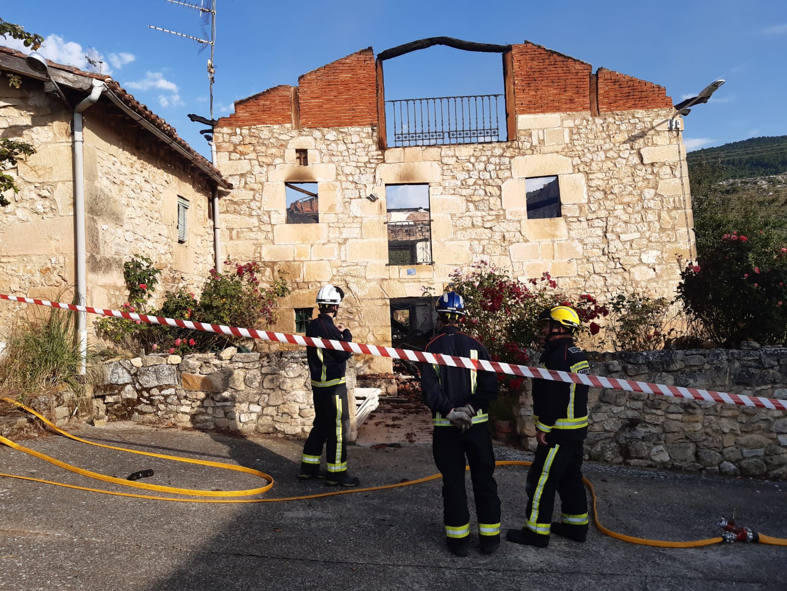 Fotos: El fuego arrasa una casa rural en Bozoo