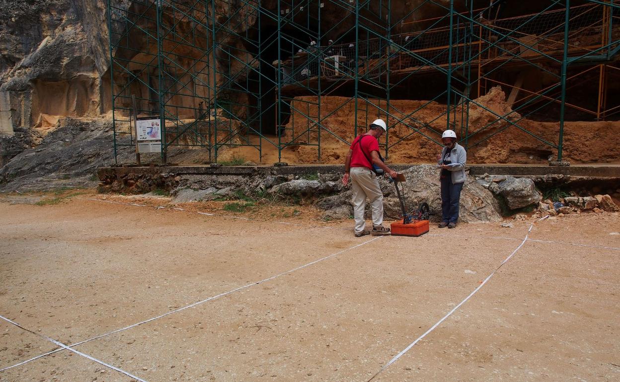 Trabajos de GPR en la Trinchera del Ferrocarril Atapuerca). 