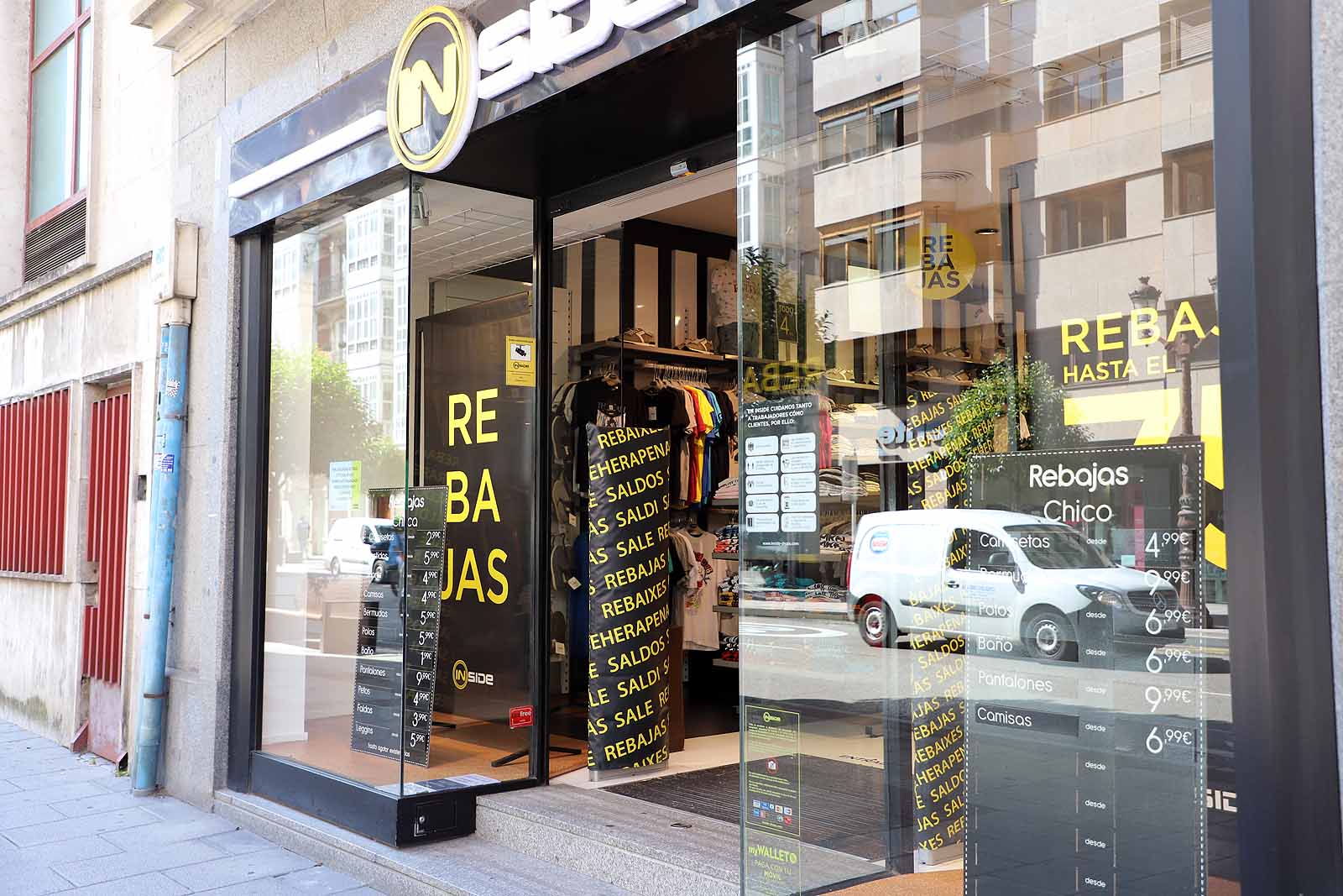 Fotos: Las rebajas se adelantan en las grandes cadenas textiles