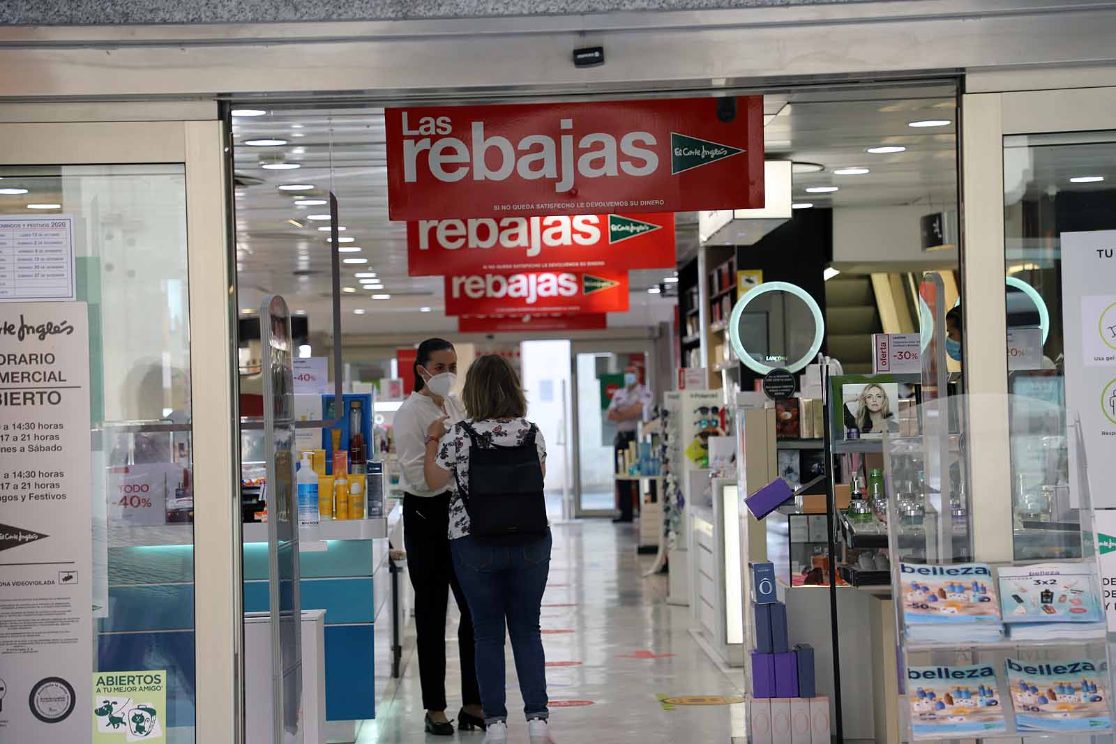 Fotos: Las rebajas se adelantan en las grandes cadenas textiles