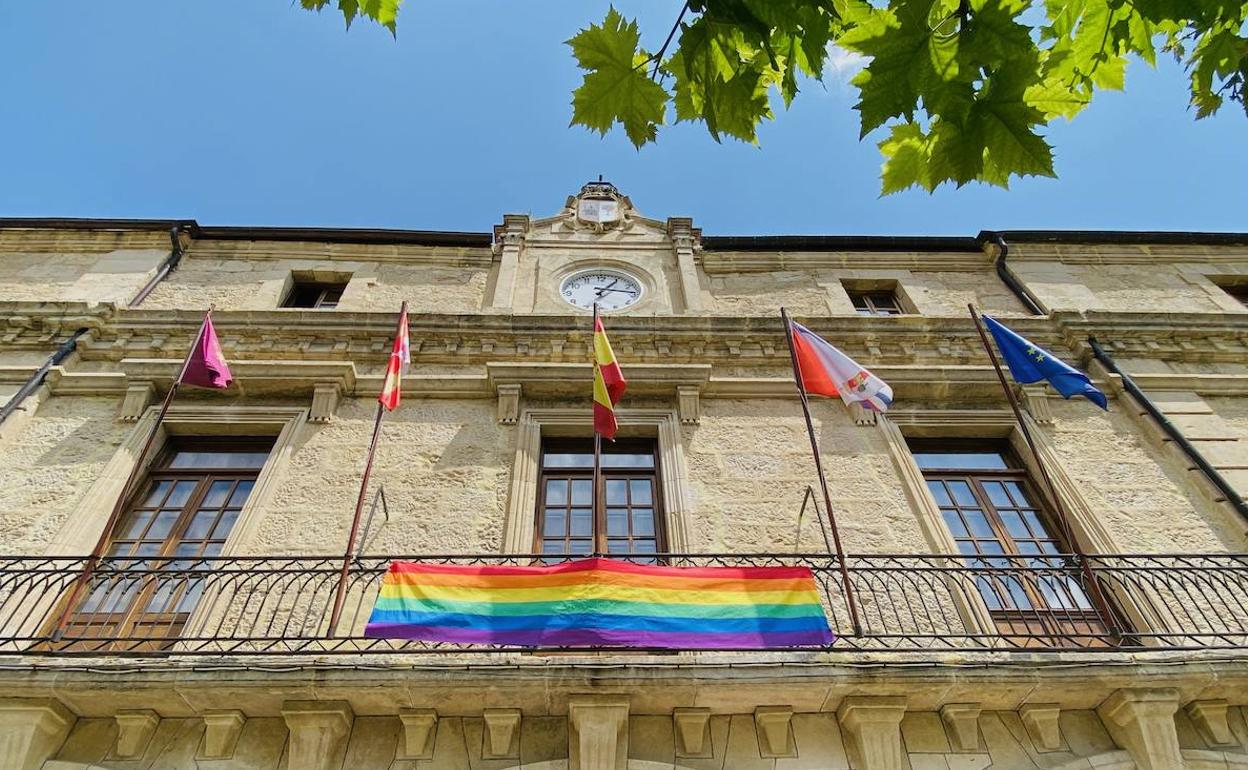 El Ayuntamiento de Medina de Pomar se suma a la defensa de la diversidad frente al odio