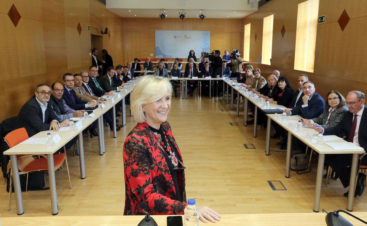 La consejera de Sanidad, Verónica Casado, durante una reunión con gerentes de hospitales, centros de salud y servicios de emergencia.